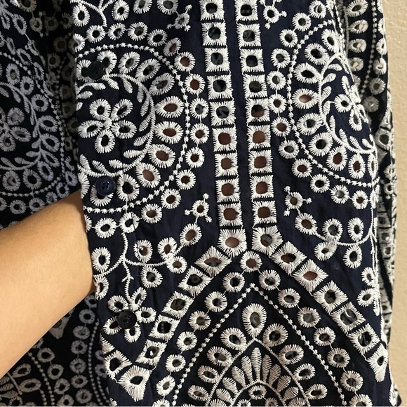 Chico´s Eyelet Billow Sleeve Shirt, size 8, Medium - Picture 2 of 8